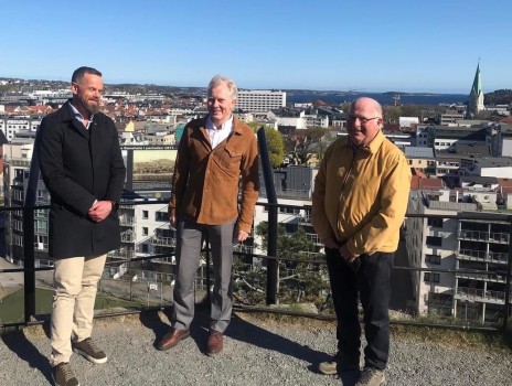 Overrekkelse til ordfører Jan Oddvar Skisland av gaven til Kristiansand ifm klubbens 90-årsjubileum